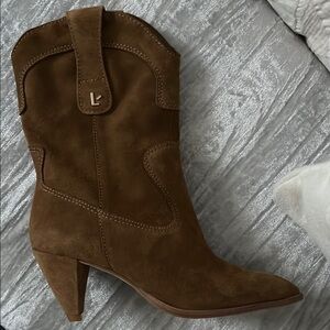 Brown Heeled Western Boots with Suede Material and Pointed Toe